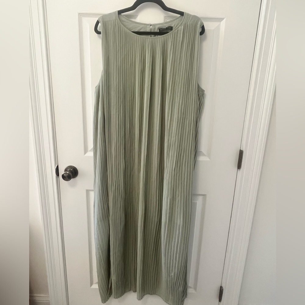 ✨ Green Sage Pleated Maxi Dress - Picture 7 of 7